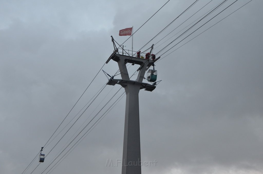 Einsatz BF Hoehenretter Koelner Seilbahn Hoehe Zoobruecke P2113.JPG